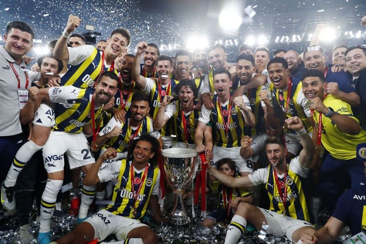 Футболисты «Фенербахче» с Кубком Турции