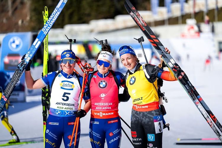 Жюлия Симон, Лу Жанмонно и Франциска Пройс (слева направо)